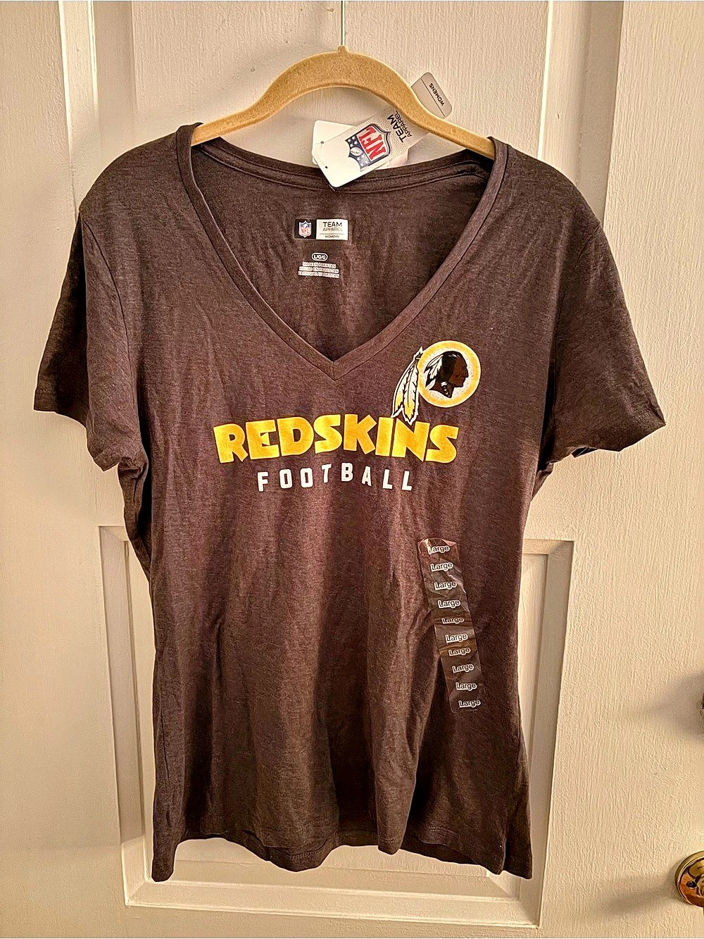 Team Apparel NFL Redskins V-Neck Tee Size Medium NWT